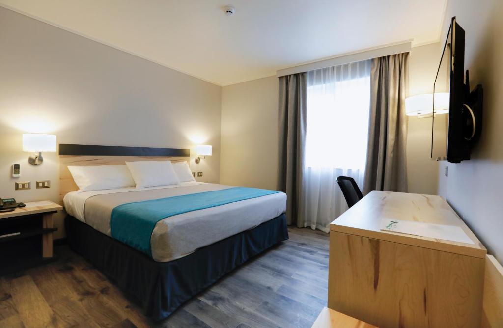 Un pat sau paturi într-o cameră la Hotel Diego de Almagro Viña del Mar