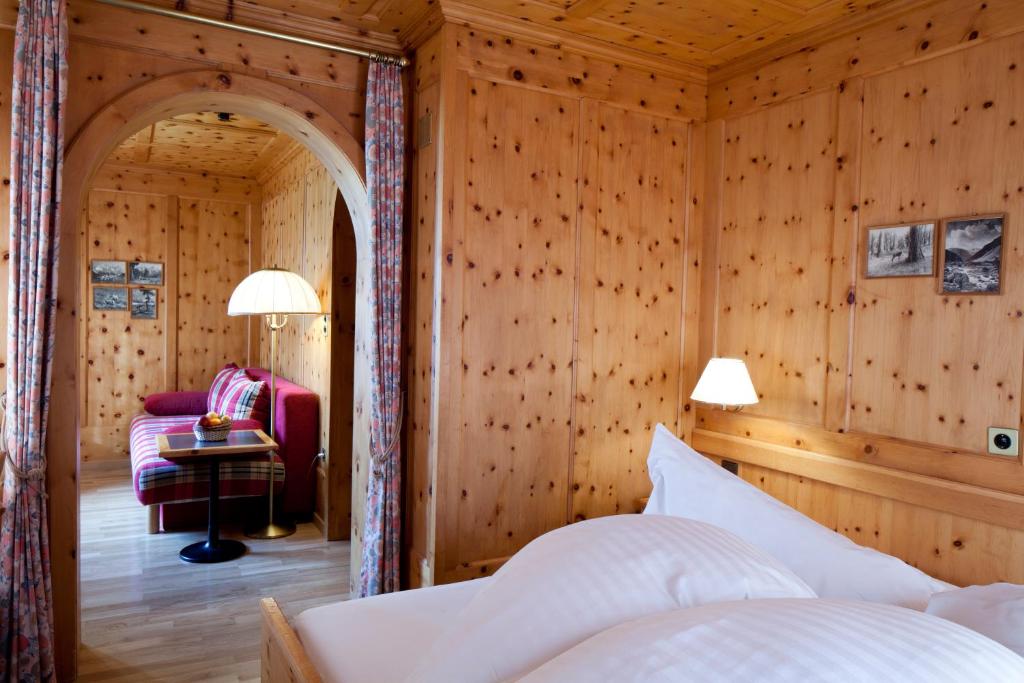 Postel nebo postele na pokoji v ubytování Hotel Bellaval Scuol