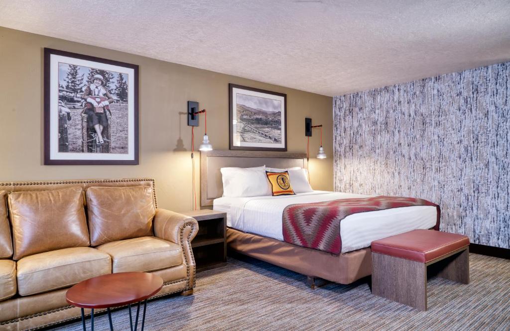 una camera d'albergo con letto e divano di Yellowstone Park Hotel a West Yellowstone