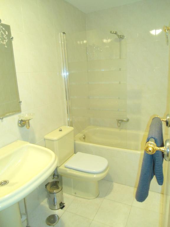 A bathroom at Casa de Los Albas 4p