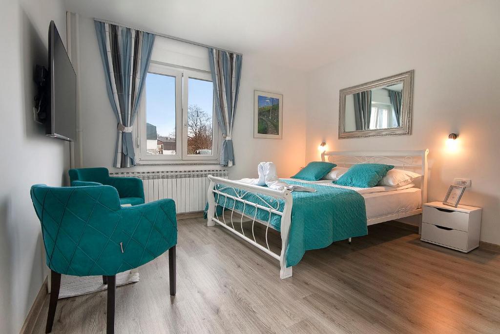 Posteľ alebo postele v izbe v ubytovaní Emerald Luxury Apartments
