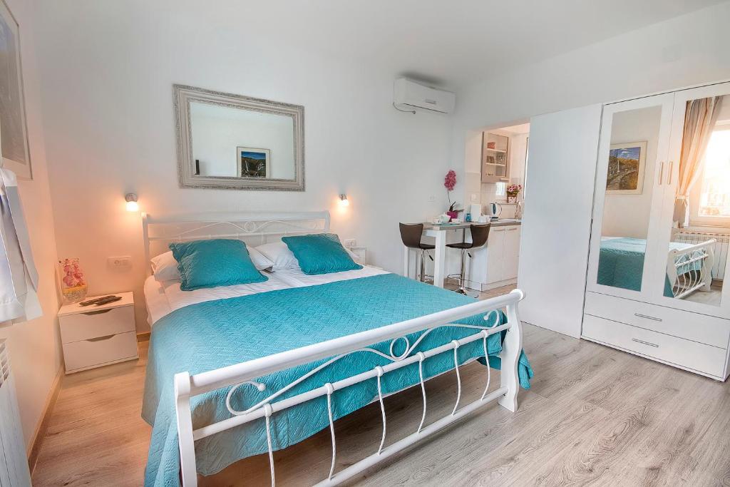 Posteľ alebo postele v izbe v ubytovaní Emerald Luxury Apartments