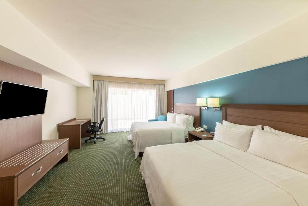 TV a/nebo společenská místnost v ubytování Holiday Inn Guadalajara Expo Plaza del Sol by IHG