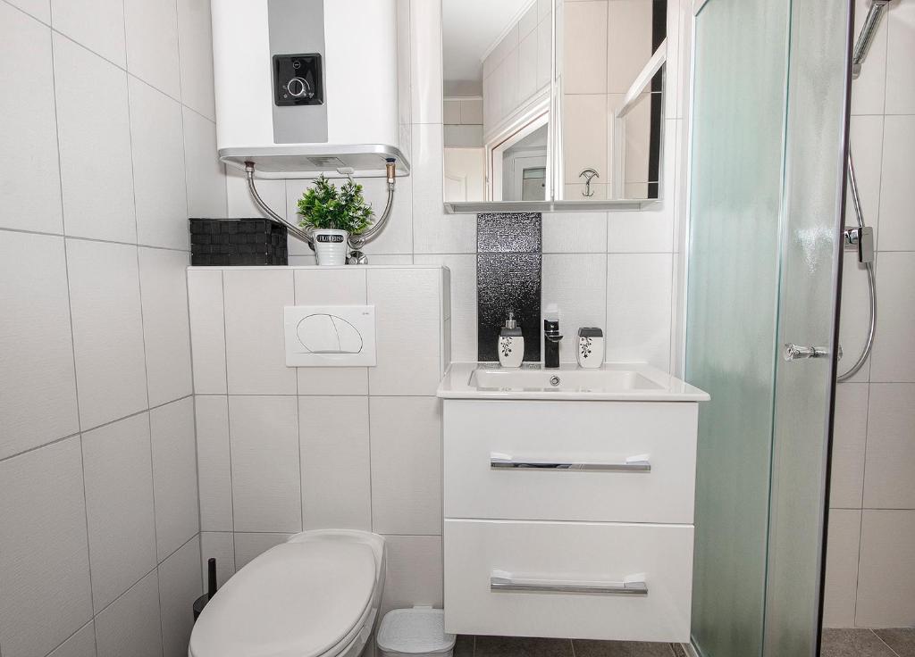 Kúpeľňa v ubytovaní Emerald Luxury Apartments