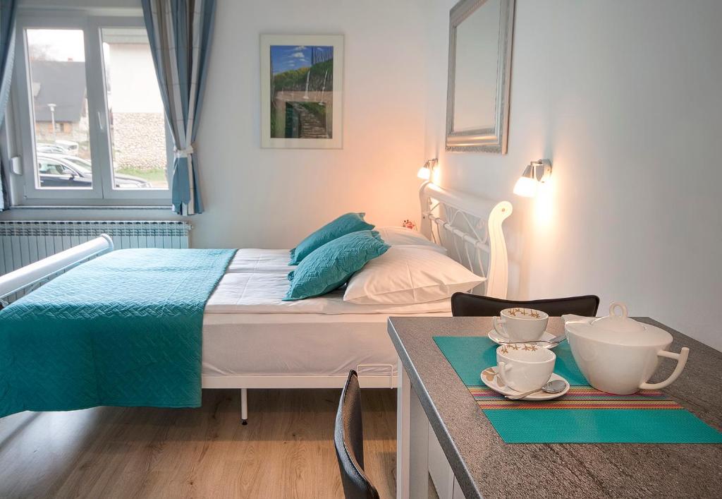 Posteľ alebo postele v izbe v ubytovaní Emerald Luxury Apartments