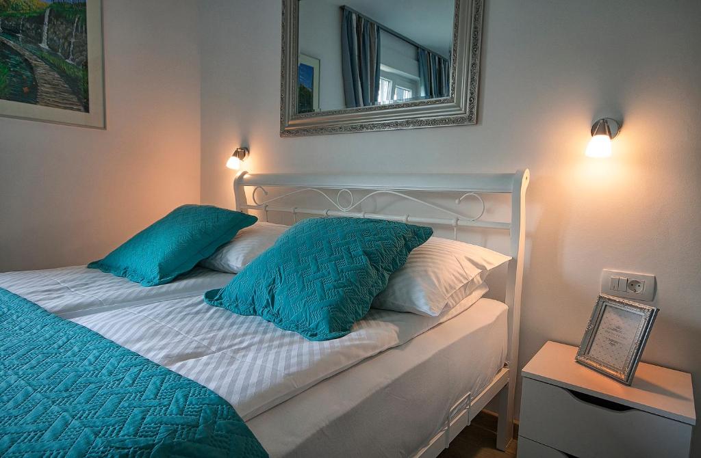 Posteľ alebo postele v izbe v ubytovaní Emerald Luxury Apartments