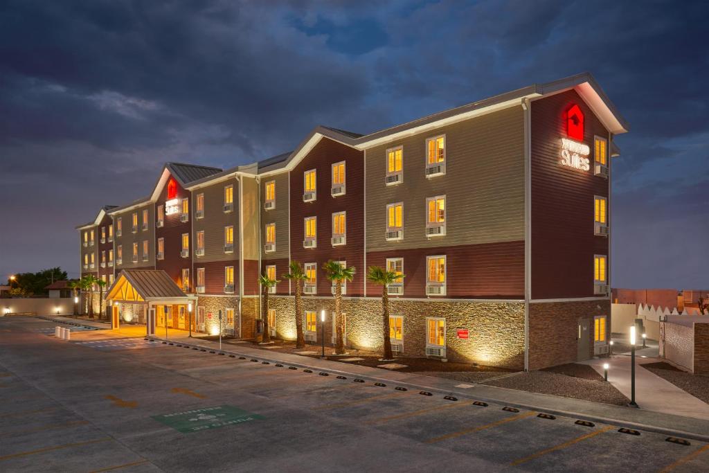 シウダー・フアレスにあるExtended Suites Ciudad Juarez Consuladoの夜のホテルの描写