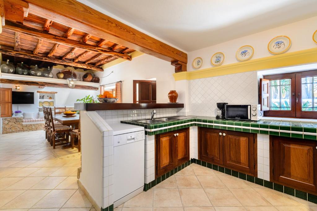 Kuchyň nebo kuchyňský kout v ubytování Villa Can Fita