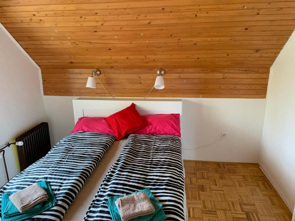Postel nebo postele na pokoji v ubytování Entire house Iris & Arnika