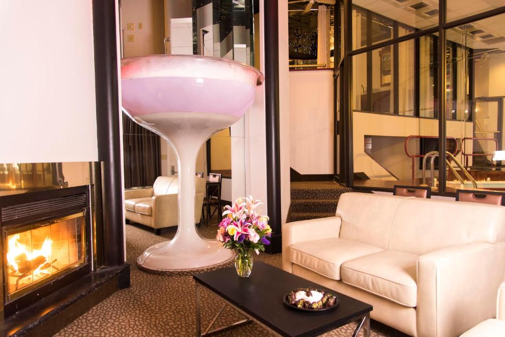 una sala de estar con una gran copa de vino frente a la chimenea en Paradise Stream Resort en Mount Pocono