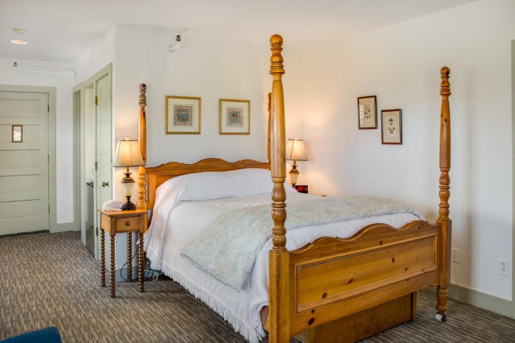 Postel nebo postele na pokoji v ubytování First Colony Inn
