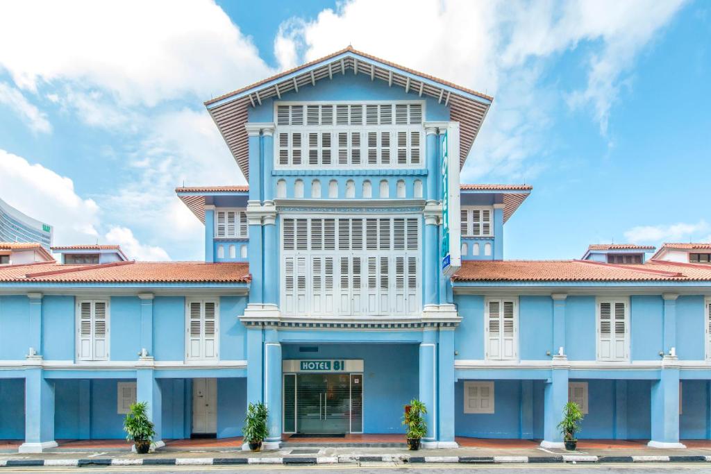 un bâtiment bleu avec un toit rouge dans l'établissement Hotel 81 Heritage, à Singapour