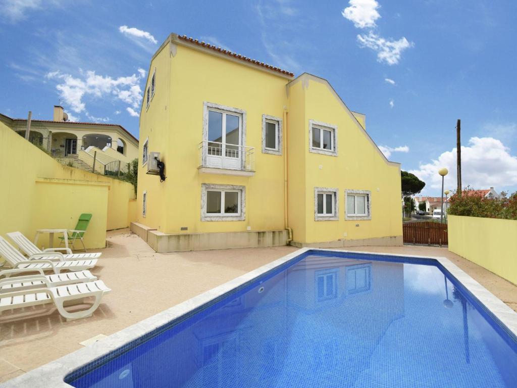NadadouroにあるScenic Villa in Foz do Arelho with Private Swimming Poolの家の前にスイミングプールがある家