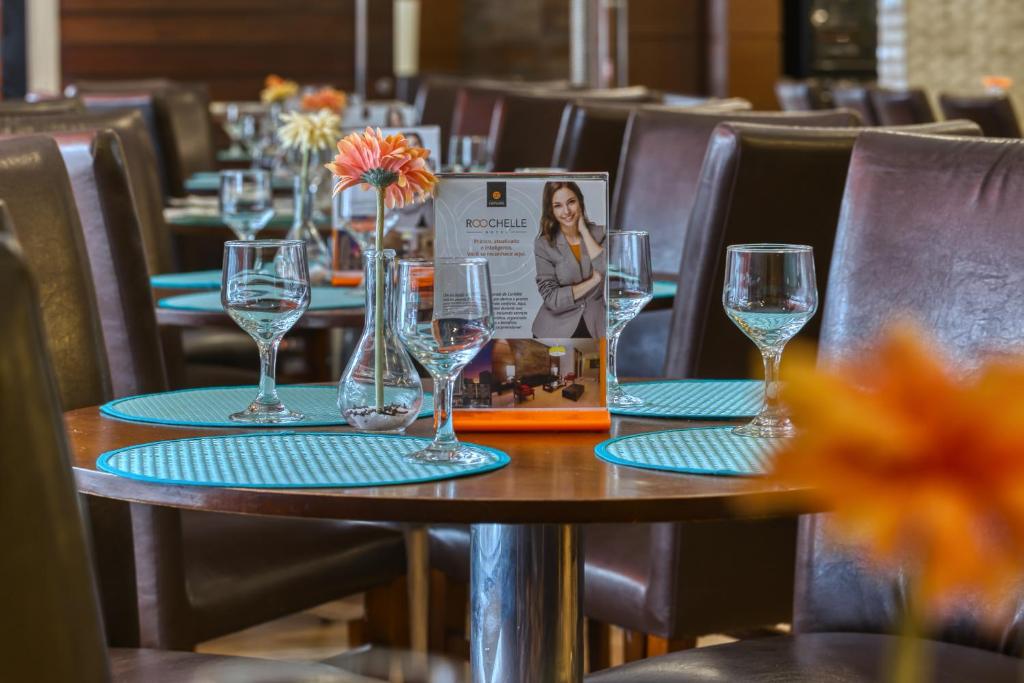 Um restaurante ou outro lugar para comer em Roochelle Hotel by Nobile