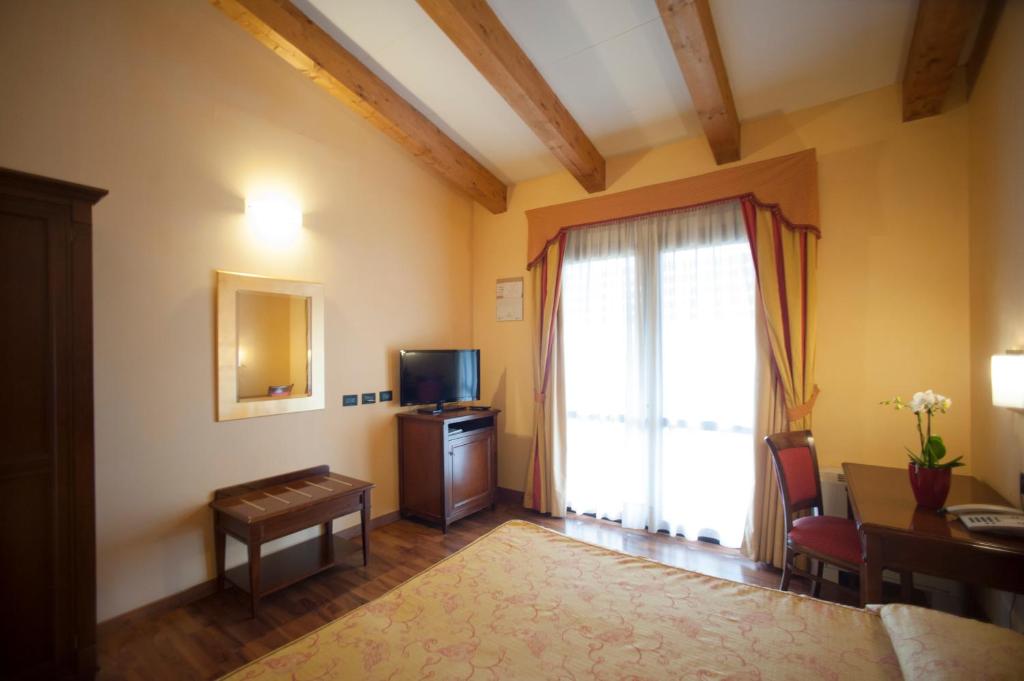 Televízia a/alebo spoločenská miestnosť v ubytovaní Hotel Regio