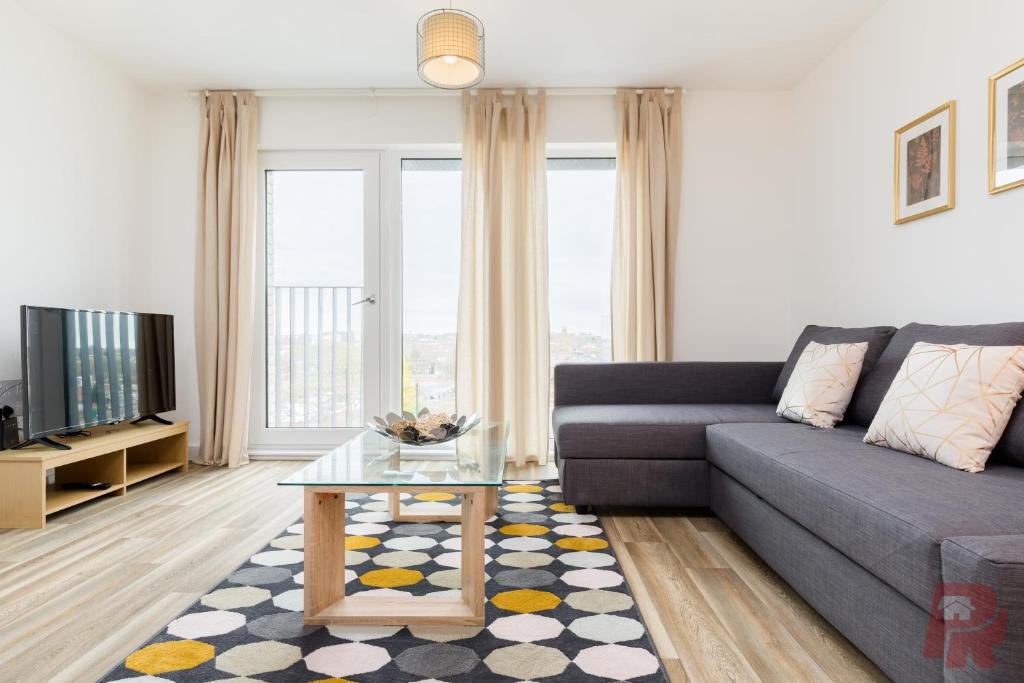 Modern Birmingham City Apartments Secure Gated Parking, Birmingham