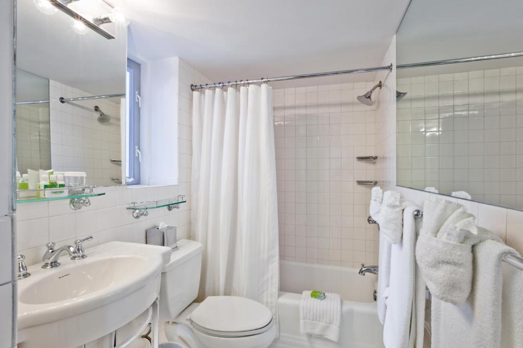 Koupelna v ubytování State Plaza Hotel