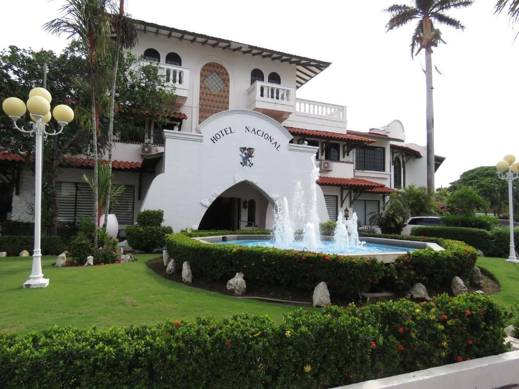 um edifício com uma fonte em frente em Gran Hotel Nacional em David