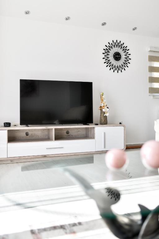 TV a/nebo společenská místnost v ubytování Apartman Novokmet-Crno