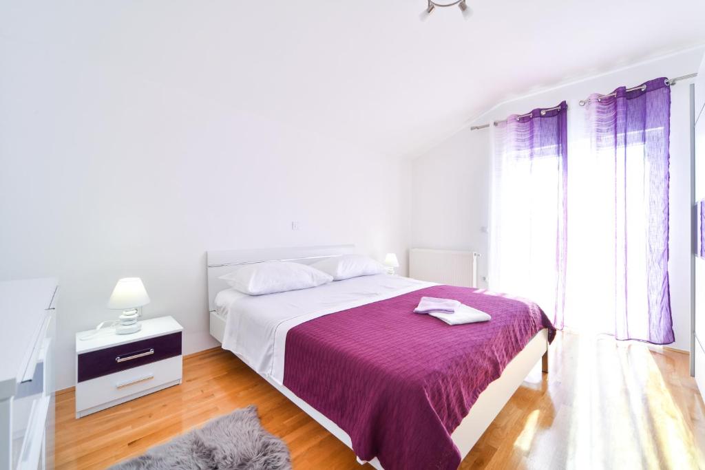 Postel nebo postele na pokoji v ubytování Apartman Novokmet-Crno