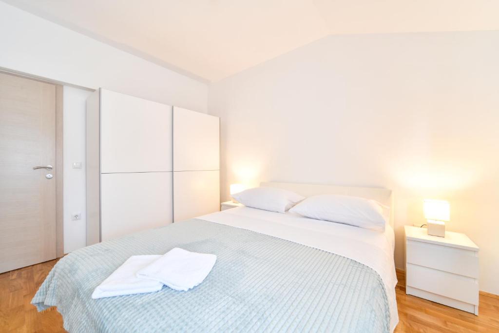 Postel nebo postele na pokoji v ubytování Apartman Novokmet-Crno