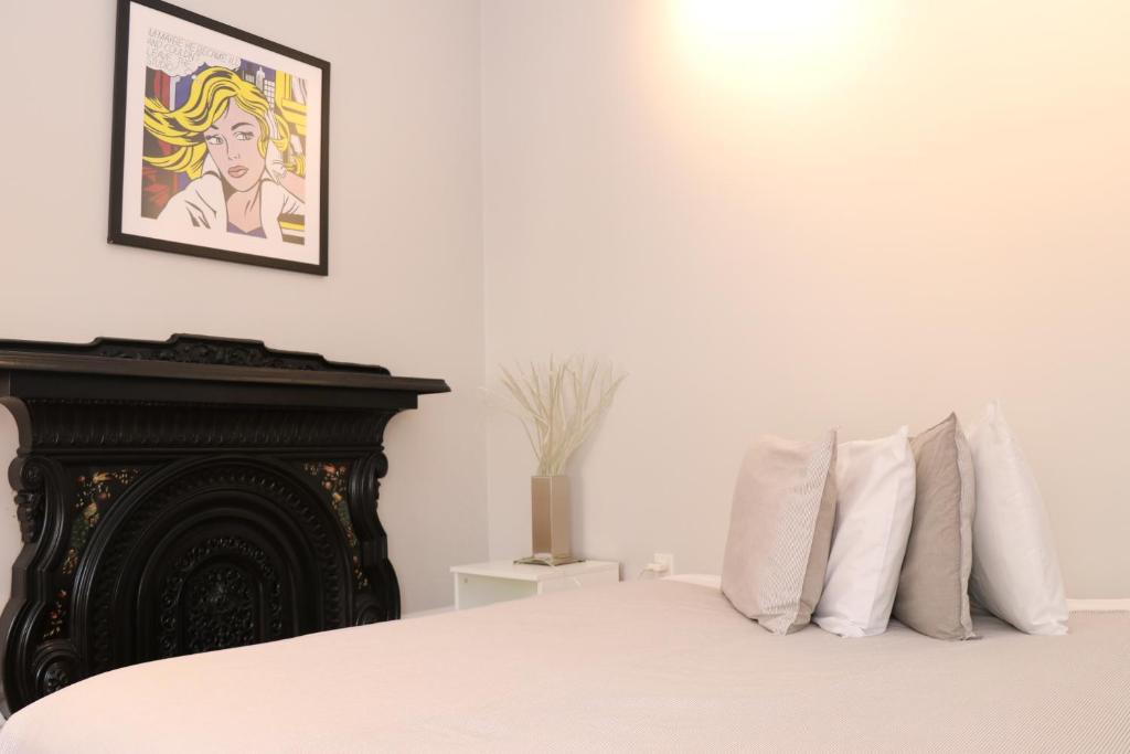 a bedroom with a bed and a picture on the wall at Downtown Beacon Hill, Convenient, Comfy Studio #10 in Boston