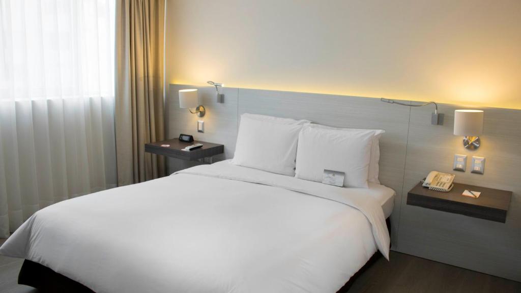 Postel nebo postele na pokoji v ubytování Sol de Oro Hotel & Suites