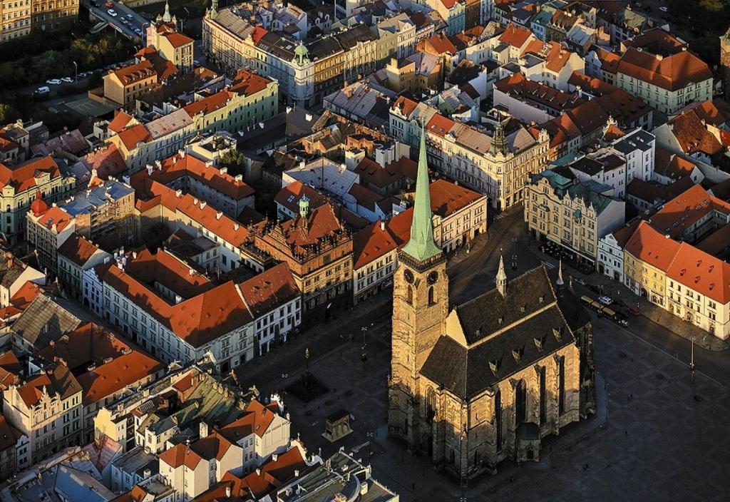 Nespecifikovaný výhled na destinaci Plzeň nebo výhled na město při pohledu z apartmánu
