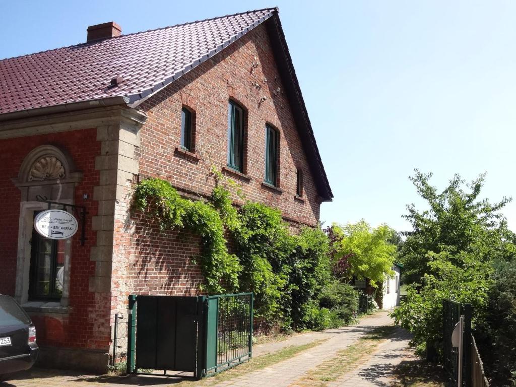 un edificio de ladrillo con una puerta delante de él en Kleine Pension, en Ueckermünde