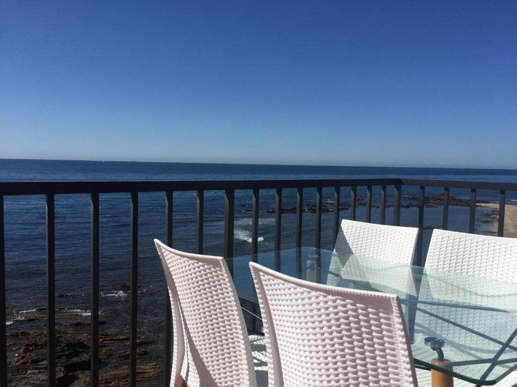 ミハス・コスタにあるBalcon del Mar, first line of the beachの海を見渡すバルコニー(ガラスのテーブル、椅子付)