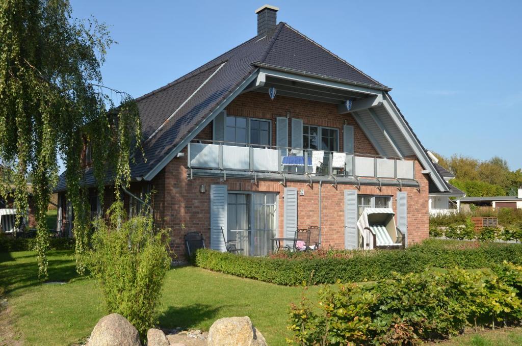 una casa de ladrillo con techo de gambrel en Lottis Utkiek, en Middelhagen