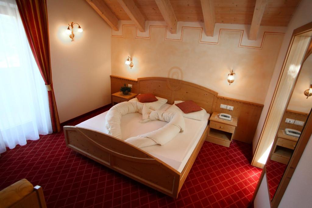 Łóżko lub łóżka w pokoju w obiekcie Alpin & Stylehotel Die Sonne
