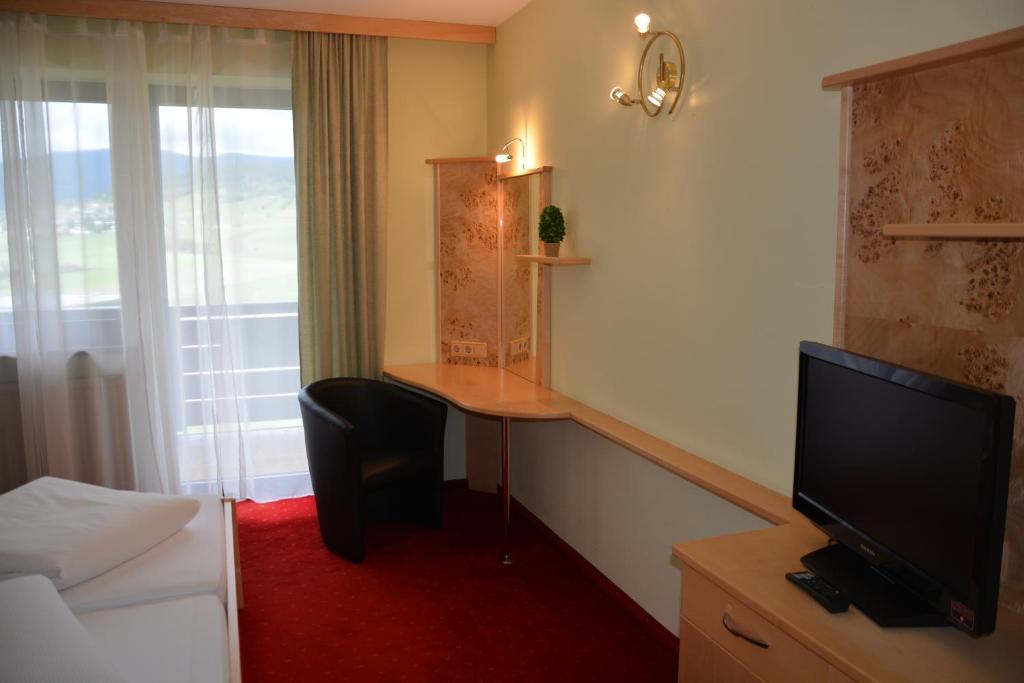 Televiisor ja/või meelelahutuskeskus majutusasutuses Hotel Böhmerwaldhof