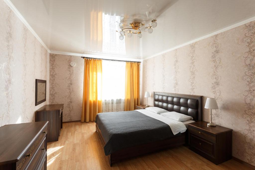 a bedroom with a bed and a window at Hochu Priehat na Cheluskintsev in Vologda