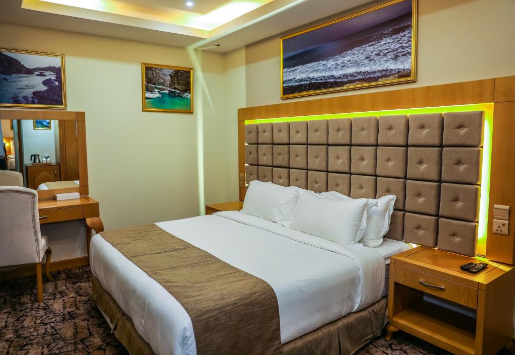 Postel nebo postele na pokoji v ubytování Muscat Plaza Hotel