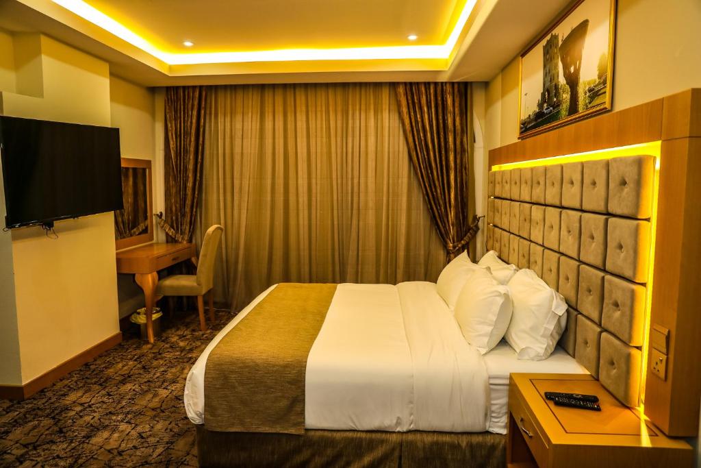 TV a/nebo společenská místnost v ubytování Muscat Plaza Hotel