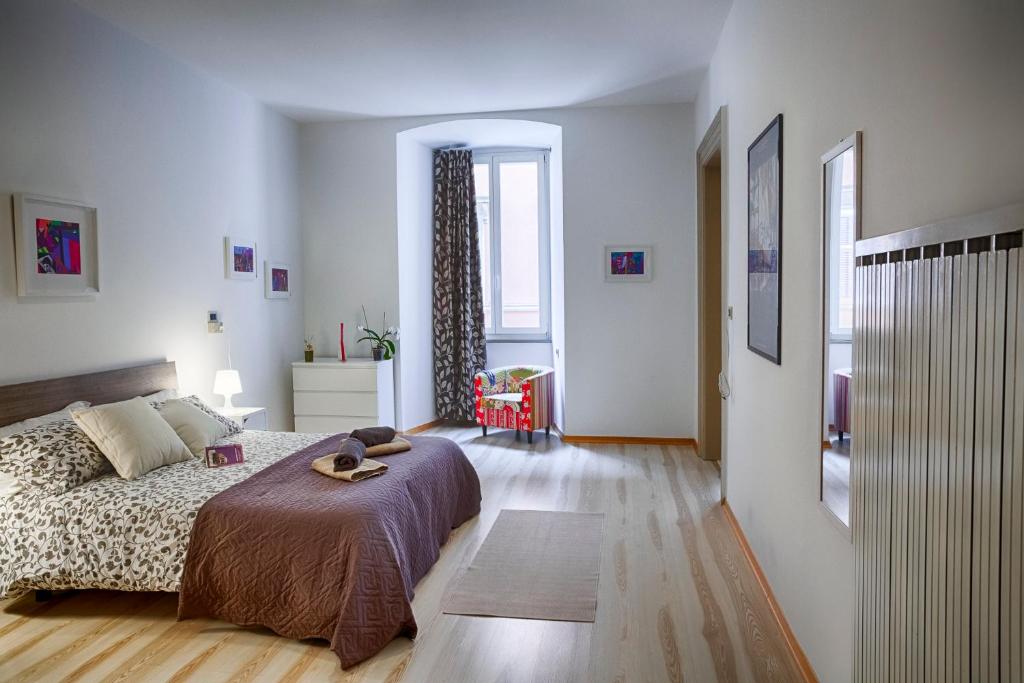 - une chambre avec un lit et une chambre avec une fenêtre dans l'établissement TriesteHost - Via Torino, à Trieste