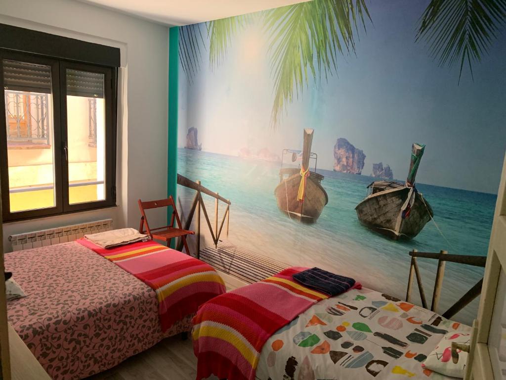 レオンにあるIdeal Grupos Grandes Barrio Húmedoのベッドルーム1室(ベッド2台付)が備わります。