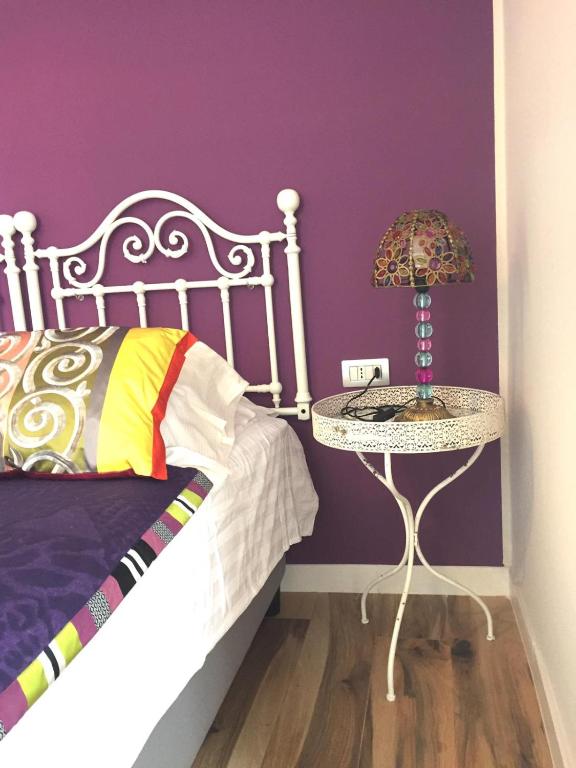 Łóżko lub łóżka w pokoju w obiekcie Città del sole b&b Napoli