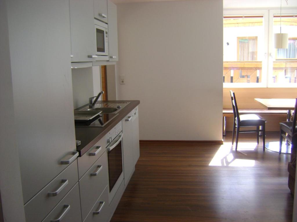 Kuchyňa alebo kuchynka v ubytovaní Almandin Apartments