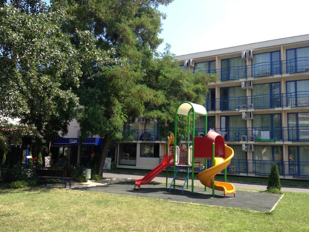 un parque infantil con un tobogán frente a un edificio en Hotel Pliska - All Inclusive Light, en Sunny Beach