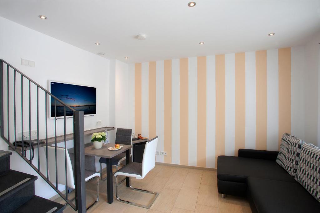 TV a/nebo společenská místnost v ubytování Ebner - Boutique-Hotel & Konditorei