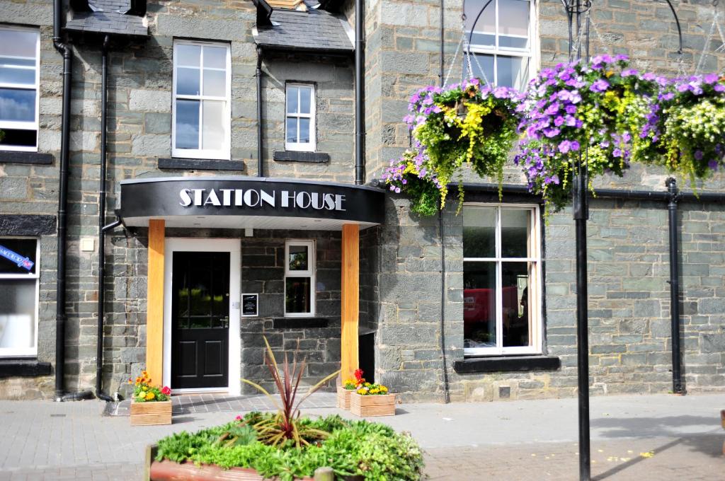 a stone building with a sign that reads station house at Station House - Room Only in Aberfeldy