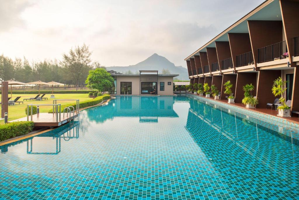 Swimmingpoolen hos eller tæt på La Isla Pranburi Beach Resort