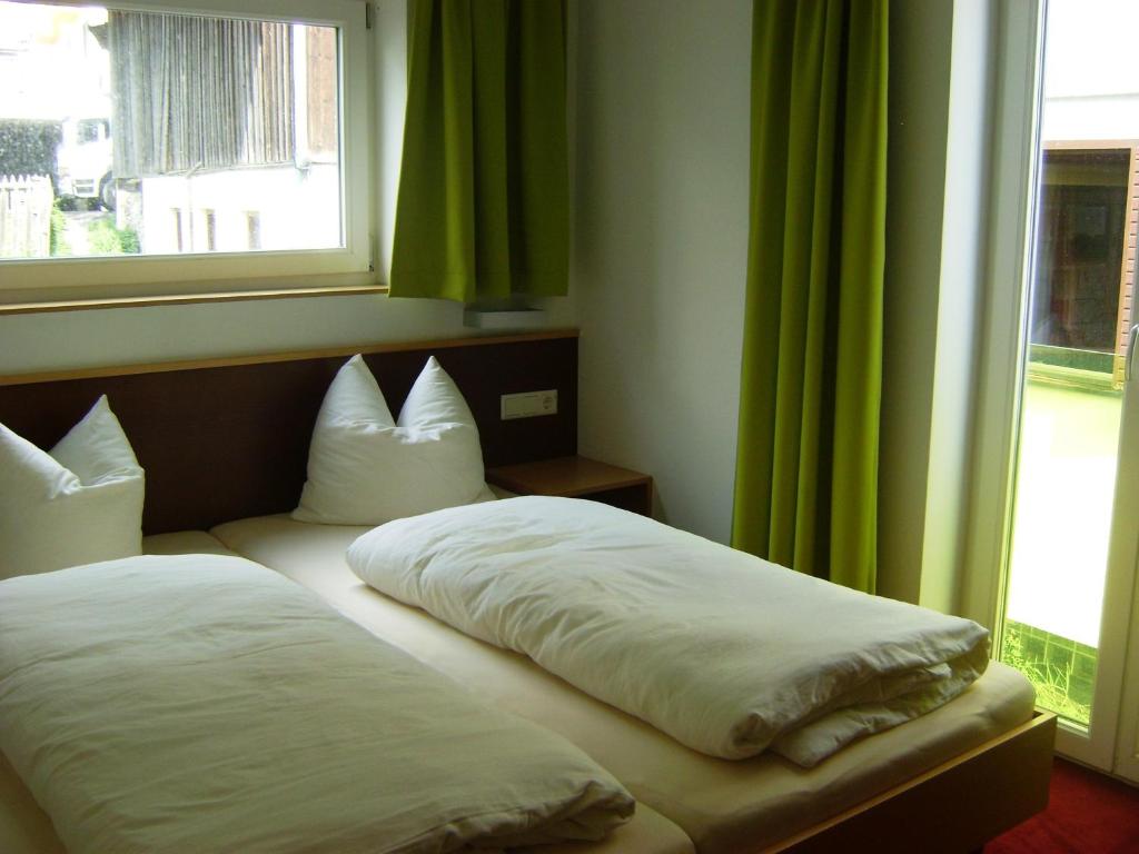Posteľ alebo postele v izbe v ubytovaní Almandin Apartments