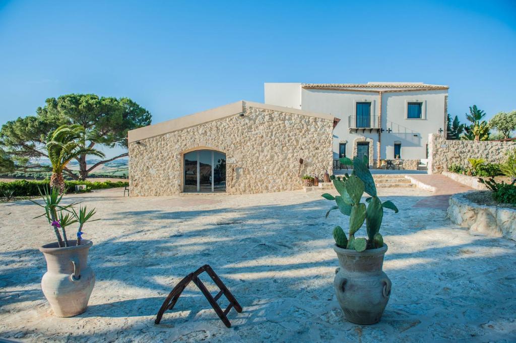 two potted plants in front of a house at Agriturismo Raffo in Naro