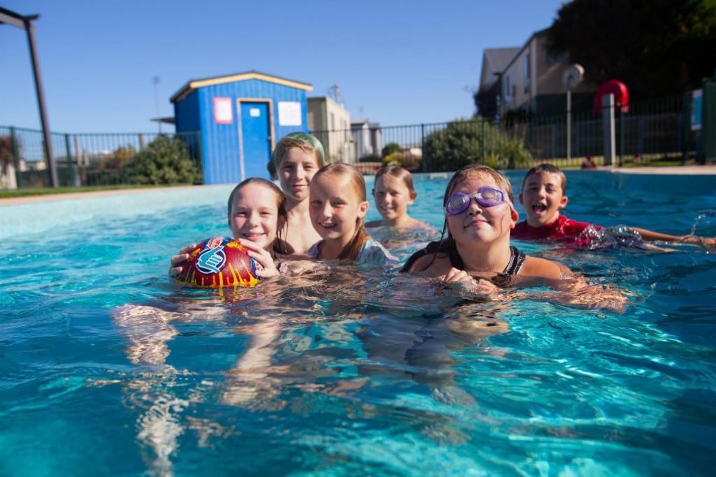Bazén v ubytování BIG4 Apollo Bay Pisces Holiday Park nebo v jeho okolí