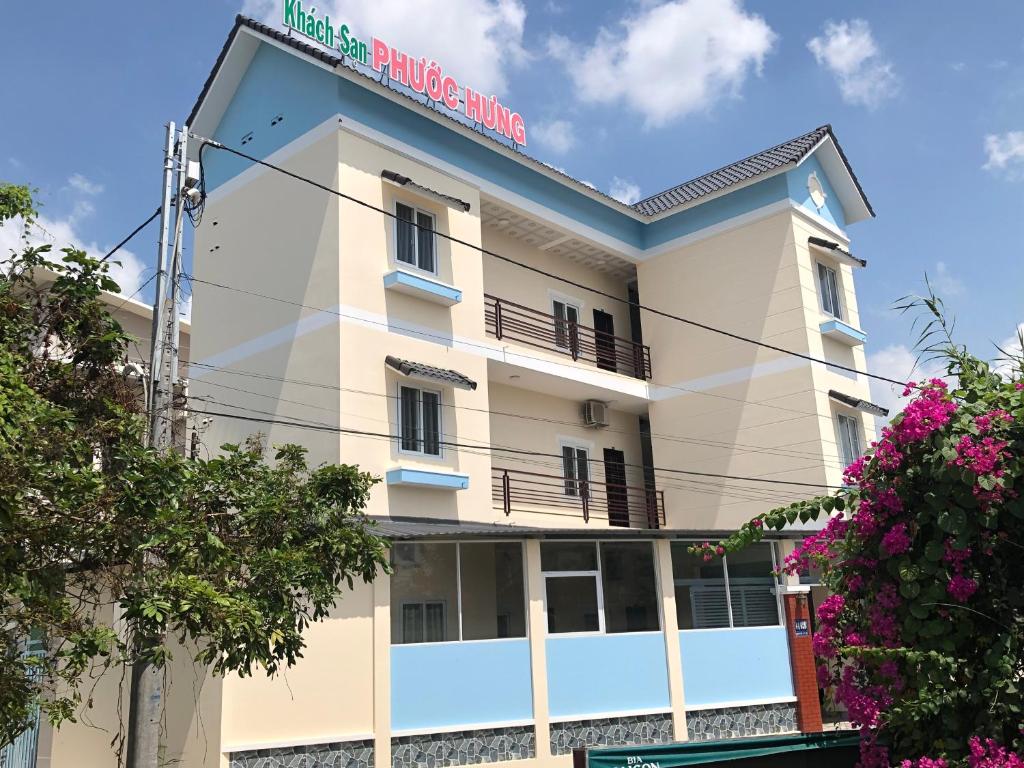 a view of the front of the hotel at Phước Hưng 1 Hotel in Vĩnh Long