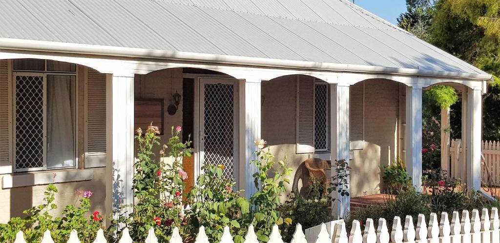 una casa blanca con una valla delante en Tillbrook Cottage, en Perth