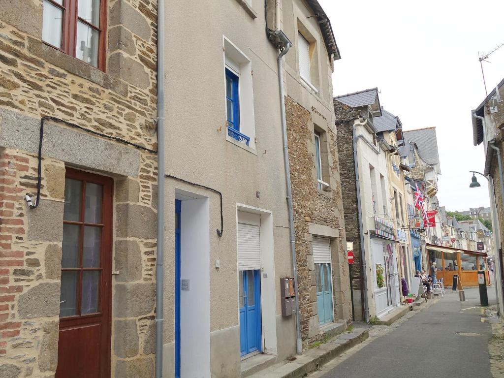 un callejón con puertas azules y edificios en una calle en Apartment Le Vieux Port by Interhome, en Cancale